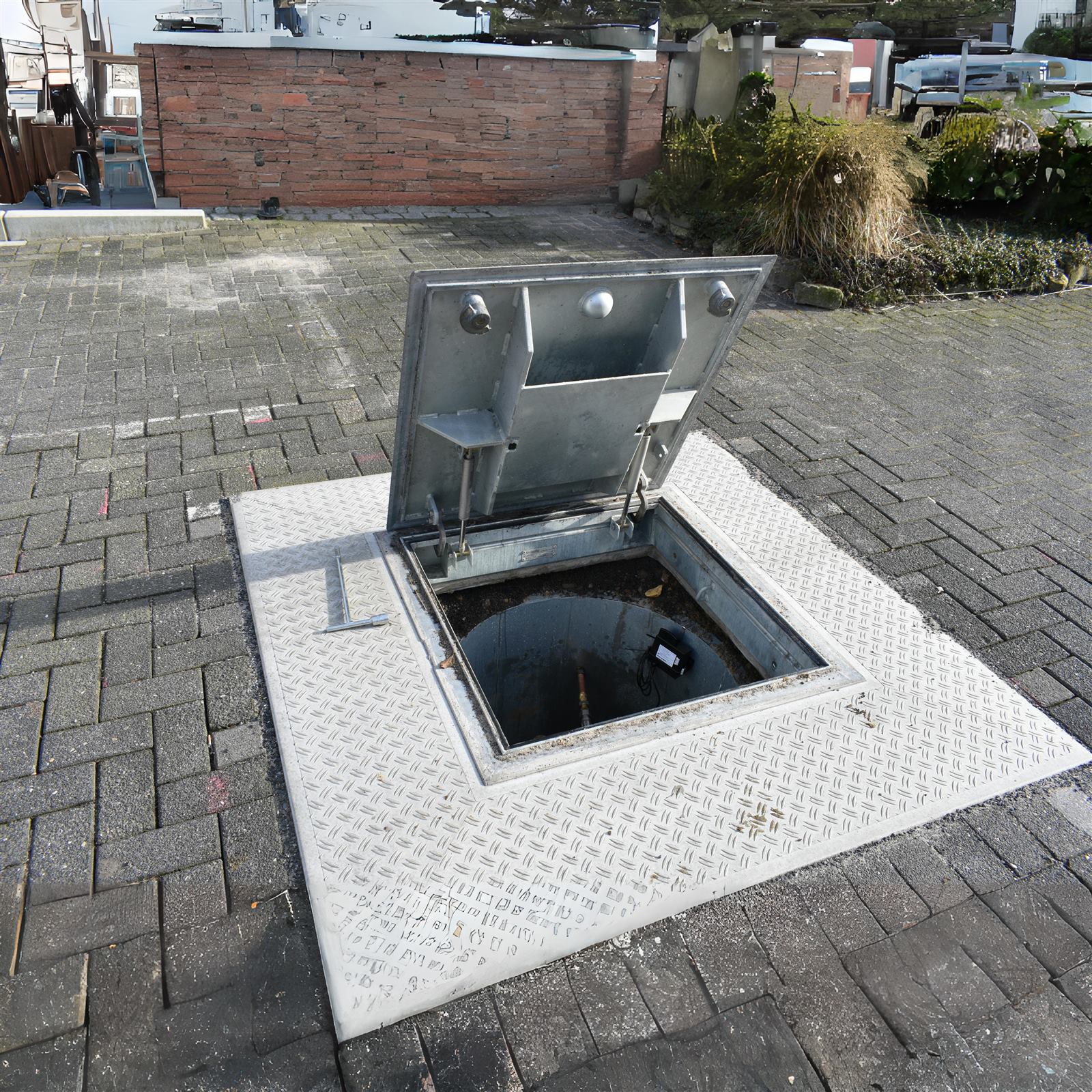 Überfahrbare Tanköffnung mit geöffnetem Deckel